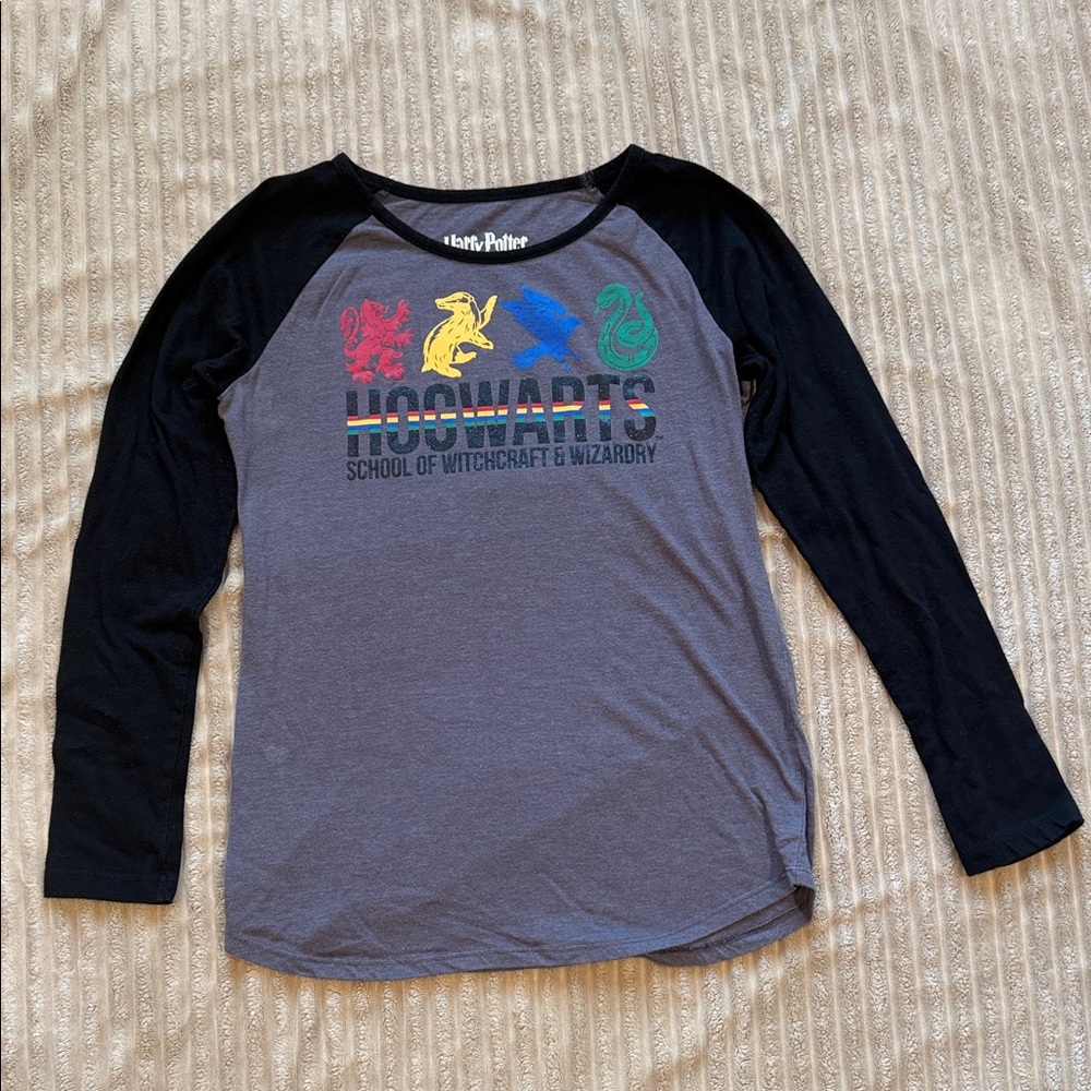 Warner Bros. Hogwarts Raglan Long Sleeve Tee - Gray & Black